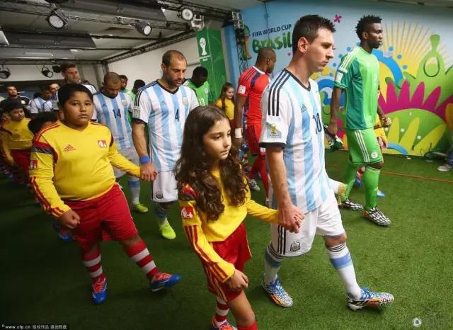 为孩子遮风挡雨而不是制造风雨,替孩子挡着风雨