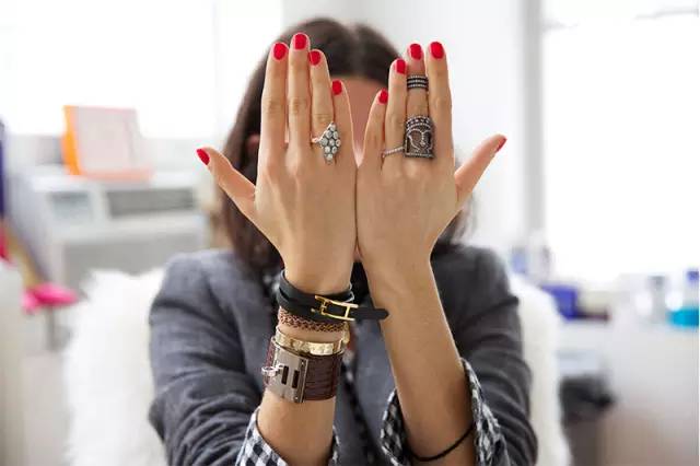 看人生赢家LeandraMedine如何玩转配饰！