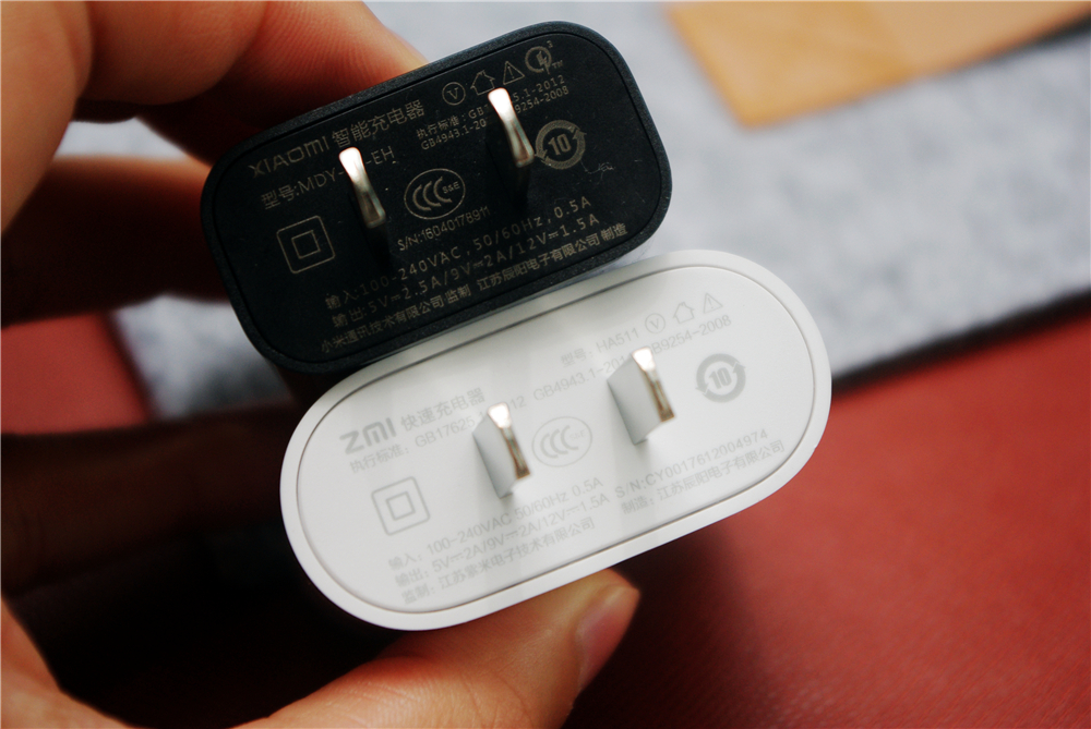 小米充电器标准版和秒冲版,zmi10000mah多功能移动电源