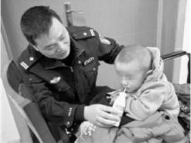 拐走小孩子被警察发现的事件,陌生女人拐走孩子