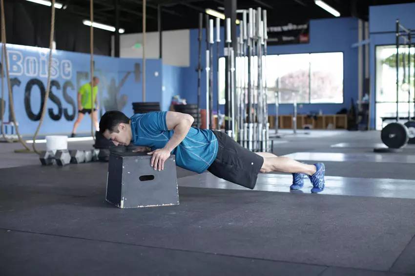 力量训练后的胸腹拉伸,新手力量器械训练臀腿计划