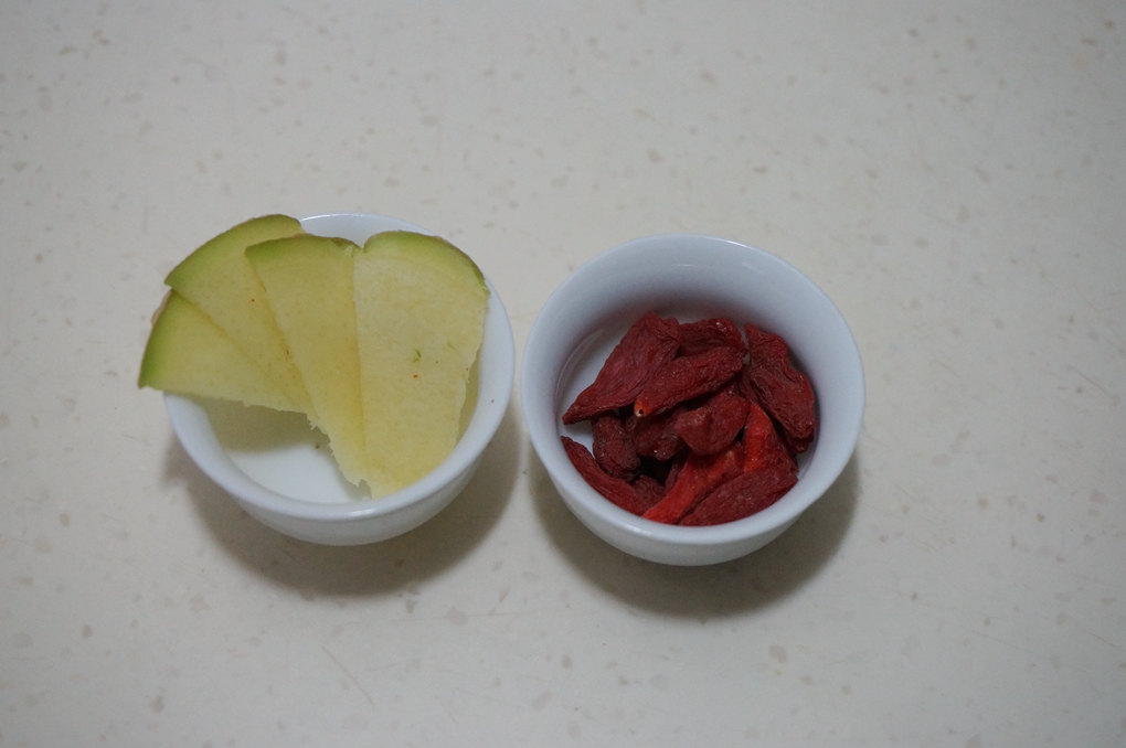 今天我狠狠心买了一只鸽子，终于知道为什么鸽子汤这么受欢迎了！