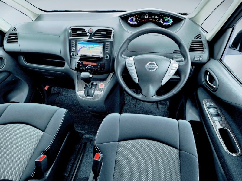 日产mpv新款serena试驾,日产商务车新款serena配置