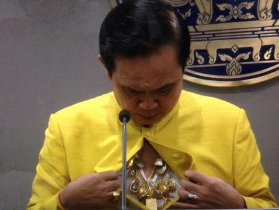 来见识一下,泰国总理巴育的贴身佛牌长什么样