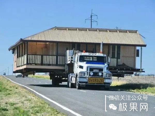 流浪汉用垃圾桶造房子,流浪汉自己用木头建了个房子