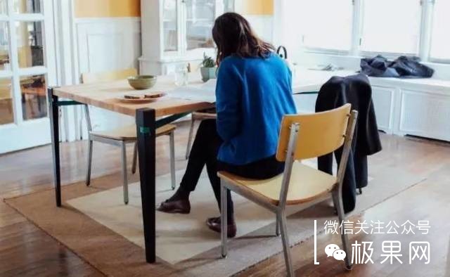 流浪汉用垃圾桶造房子,流浪汉自己用木头建了个房子