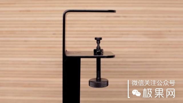 流浪汉用垃圾桶造房子,流浪汉自己用木头建了个房子