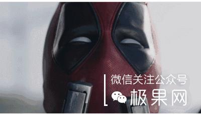 流浪汉用垃圾桶造房子,流浪汉自己用木头建了个房子