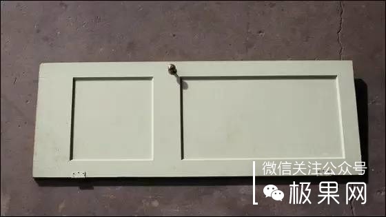 流浪汉用垃圾桶造房子,流浪汉自己用木头建了个房子