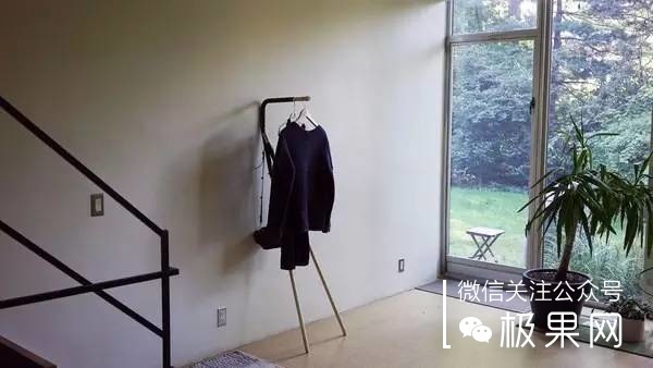 流浪汉用垃圾桶造房子,流浪汉自己用木头建了个房子