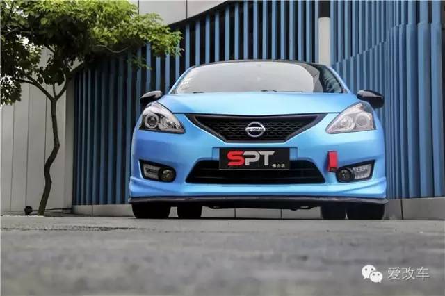 日产骐达中央扶手箱改装,日产的小精灵骐达改装案例