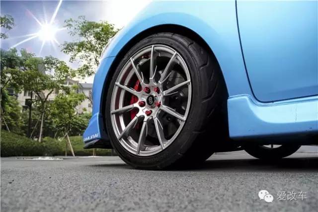 日产骐达中央扶手箱改装,日产的小精灵骐达改装案例