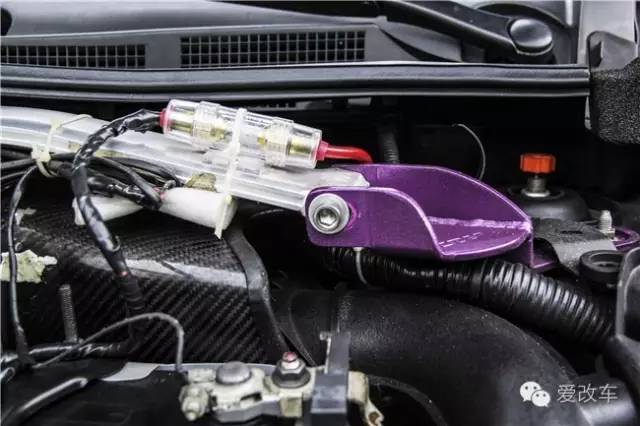 日产骐达中央扶手箱改装,日产的小精灵骐达改装案例