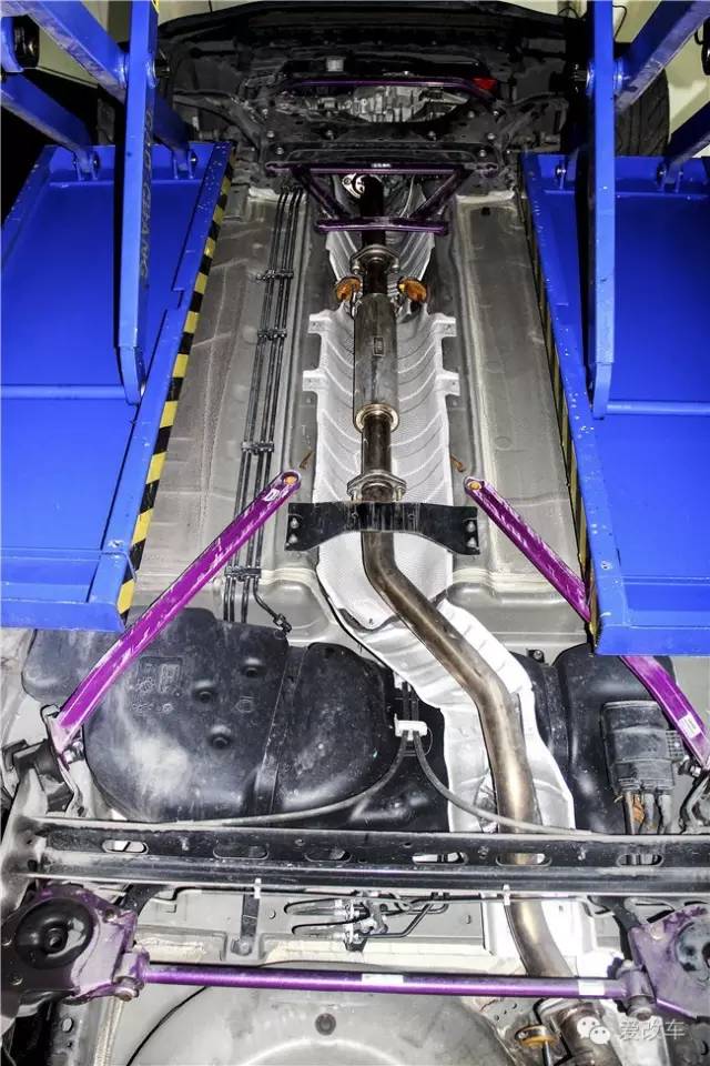 日产骐达中央扶手箱改装,日产的小精灵骐达改装案例