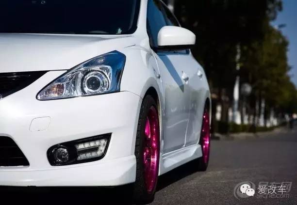 日产骐达中央扶手箱改装,日产的小精灵骐达改装案例