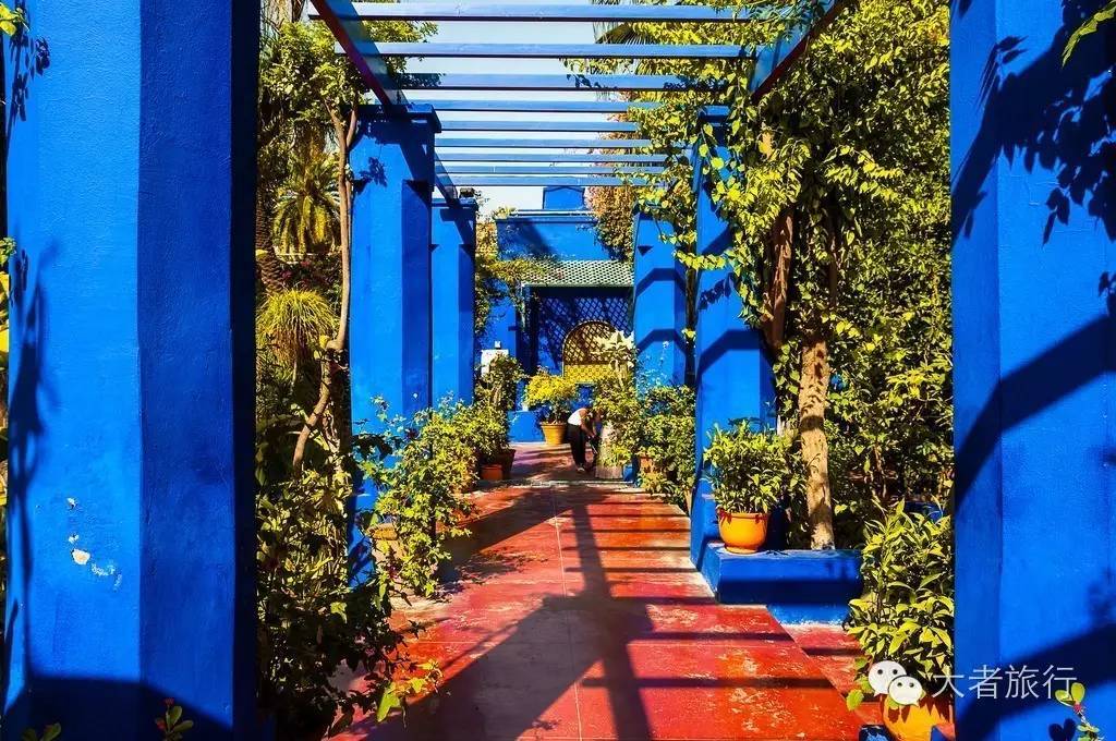 摩洛哥蓝是孔雀蓝吗,有一种蓝叫巴黎蓝