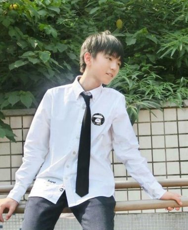 最流行学生男生的发型图片,发型男生碎发锅盖头