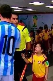 为孩子遮风挡雨而不是制造风雨,替孩子挡着风雨