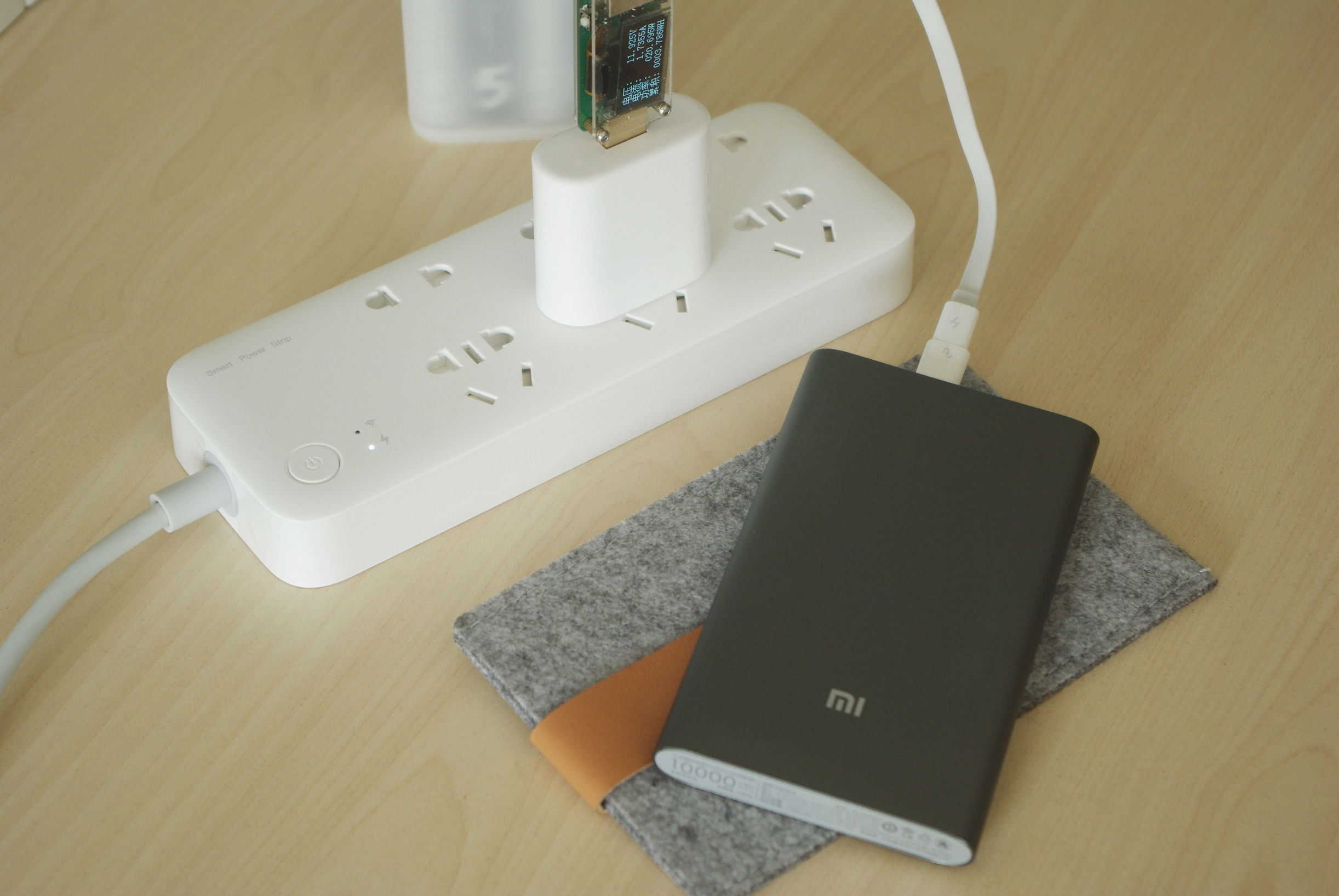 小米充电器标准版和秒冲版,zmi10000mah多功能移动电源