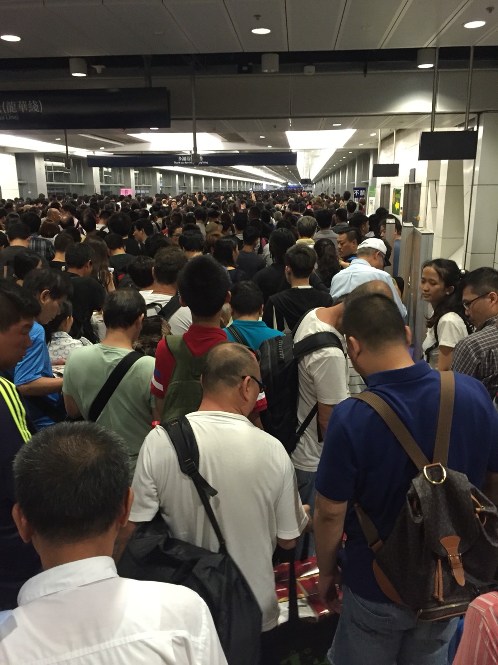 水客*警袭**?民警大喊救命!福田口岸昨晚闹翻天了……