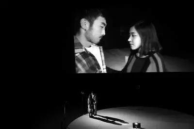 酷评|戏剧舞台上，20台摄像机的存在是怎样一种奇妙