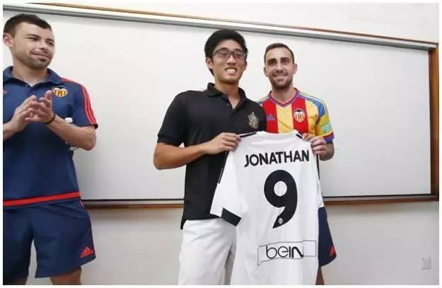 18岁中学生，获校友股票王赠送西甲球星签名球衣