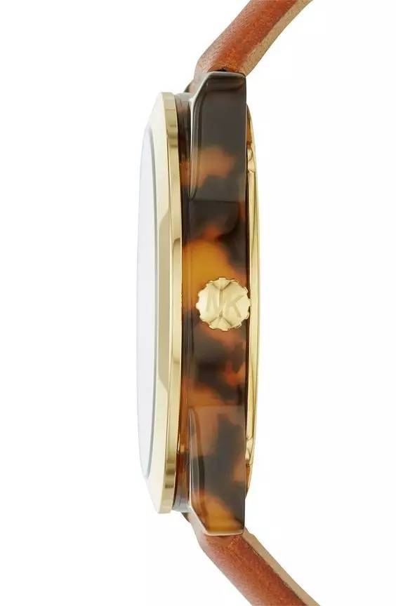 高收视率佳作《99.9》衣服背包手表公仔等等穿搭合集