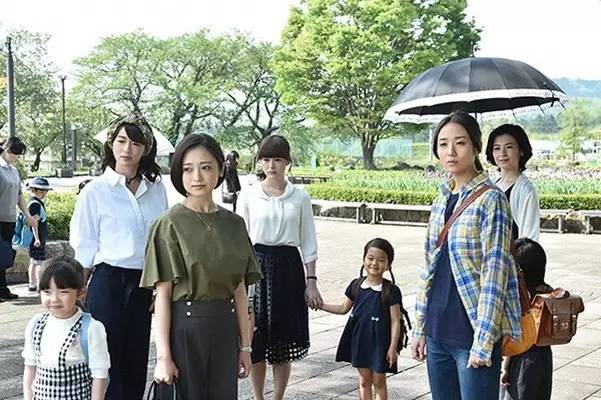 高收视率佳作《99.9》衣服背包手表公仔等等穿搭合集