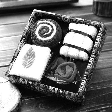 毛巾碰到热水衣服就会掉色,毛巾遇到热水变得很滑