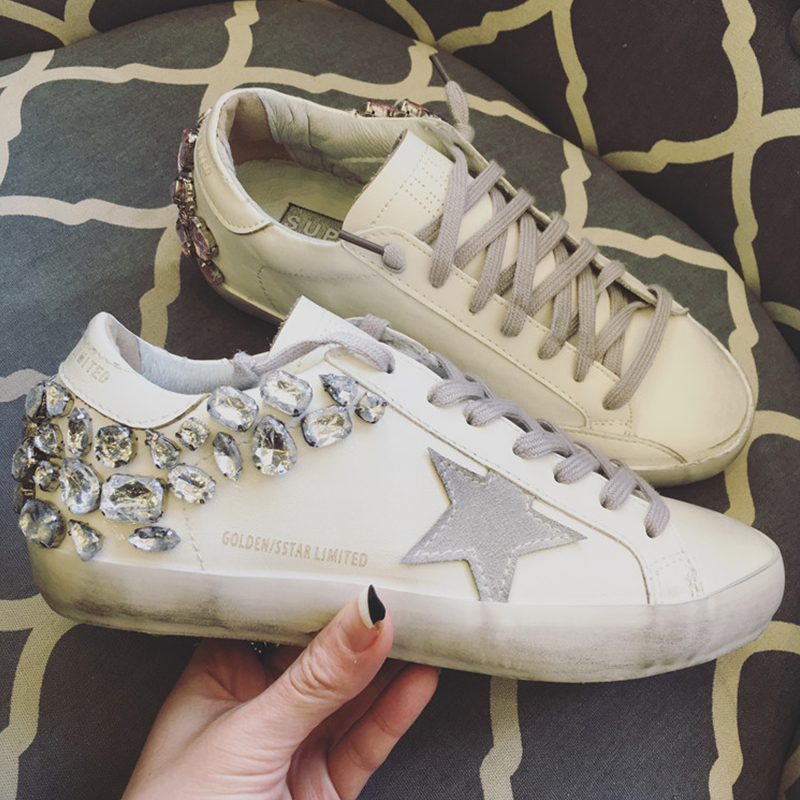 夏季少不了这两双舒适凉快的凉鞋,今年夏天穿的凉鞋又好看又百搭