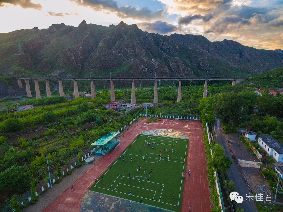 电影山里孩子踢足球,山里娃踢全国足球