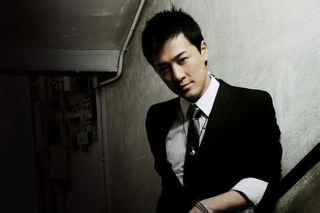 他是将门、富商之后，也是谦逊有礼的明星，却唯独拿女友没办法？