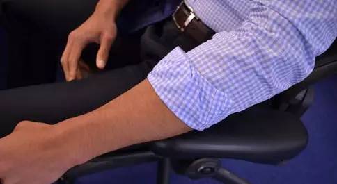 衬衫的下摆用什么卷方式最简单,衬衫袖子该怎么卷