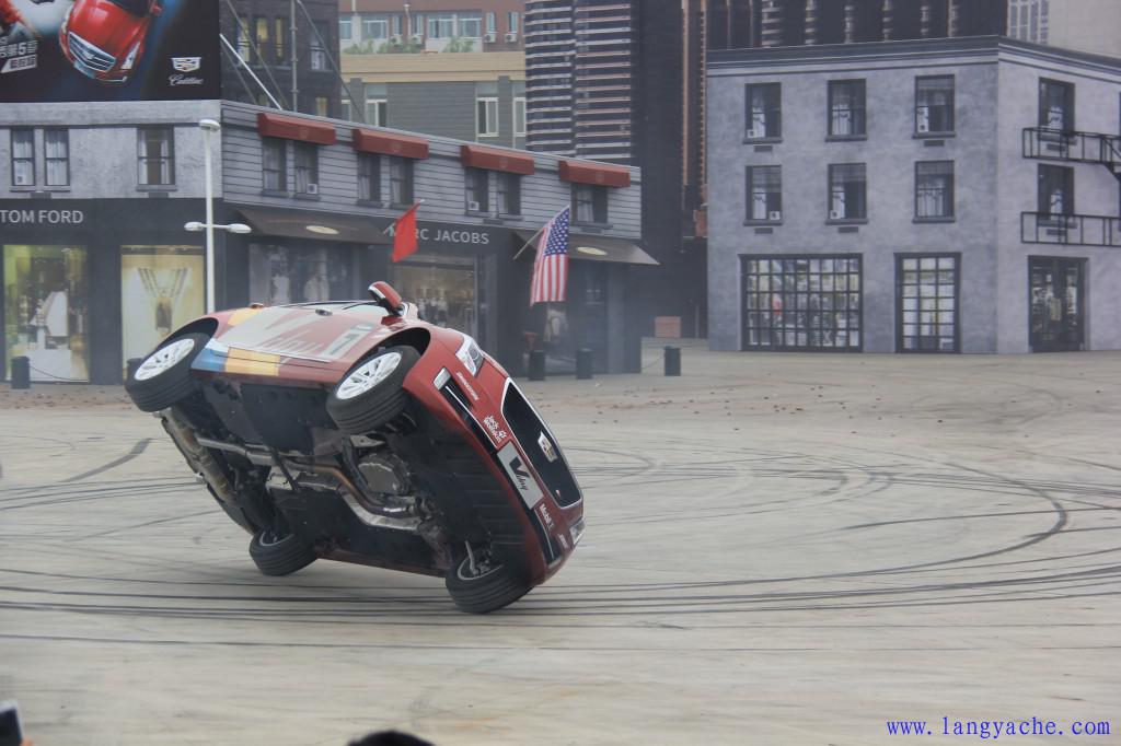 凯迪拉克灯光秀豪车,凯迪拉克飙车的精彩片段