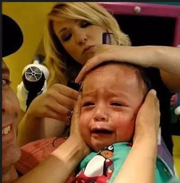 防止小孩剪头发哭闹神器,孩子害怕剪头发哭闹怎么办