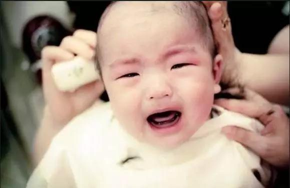 防止小孩剪头发哭闹神器,孩子害怕剪头发哭闹怎么办