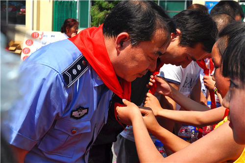 东高庄小学爱心捐赠,捐赠爱心给大梧小学