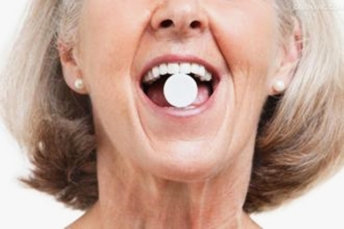 牙龈肿痛老喝水还是口干舌燥,牙龈肿痛导致半边脸肿痛喝水都痛