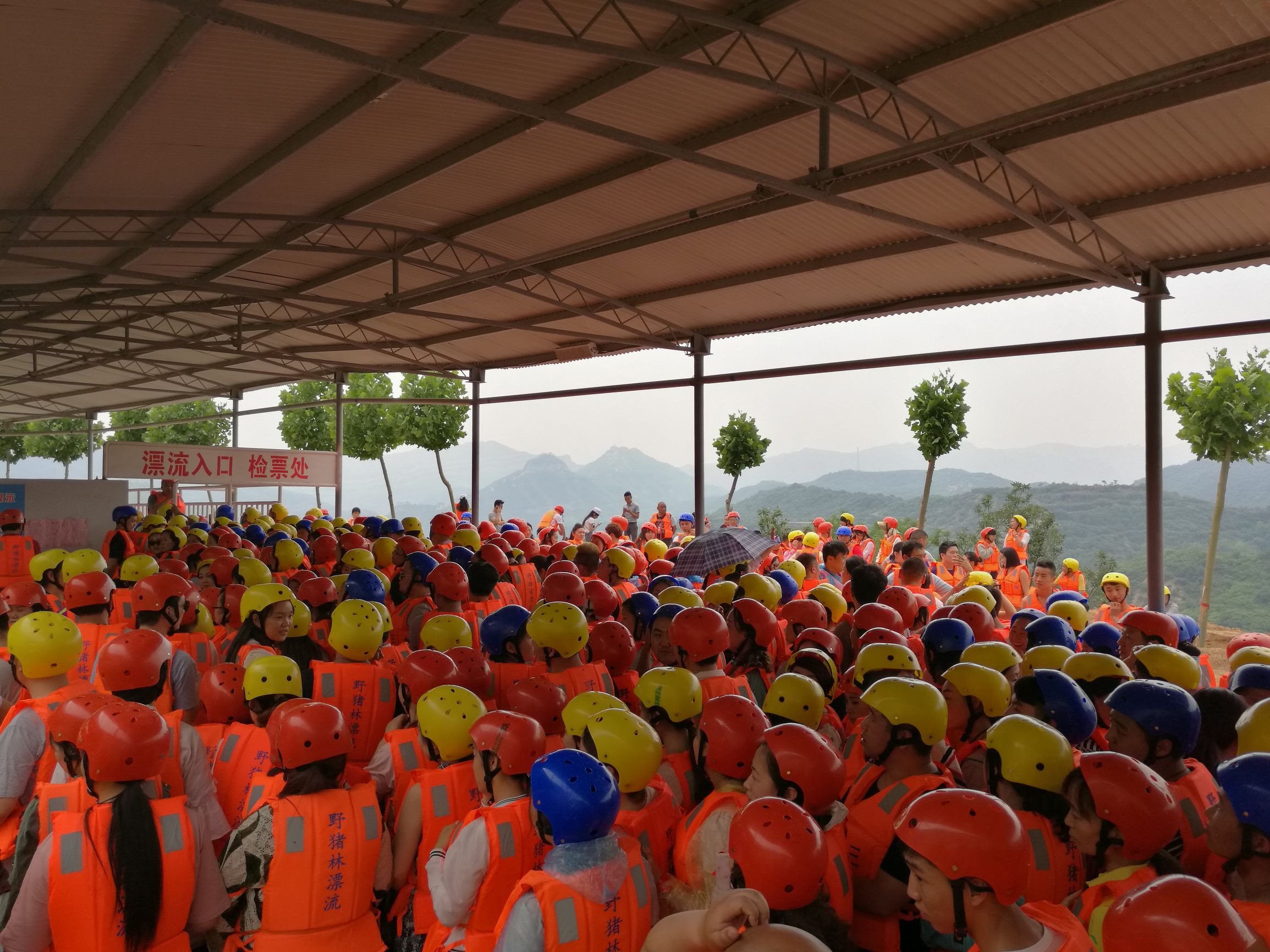 浪尖上的漂流完整版,黄河三峡景区野猪林漂流