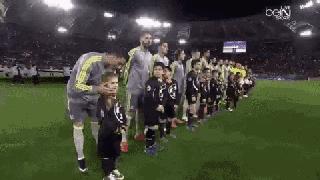 为孩子遮风挡雨而不是制造风雨,替孩子挡着风雨