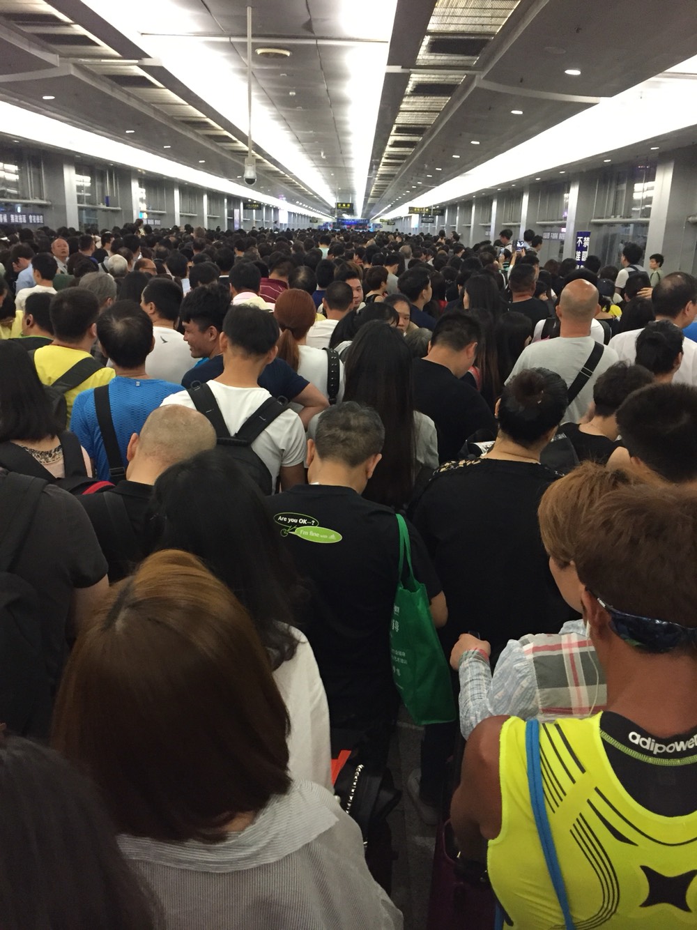 水客*警袭**?民警大喊救命!福田口岸昨晚闹翻天了……