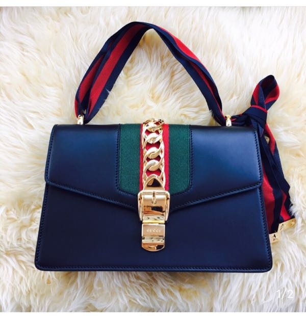 天哪！这么多杂志上看到的大牌热门包，她居然都有！羡慕！