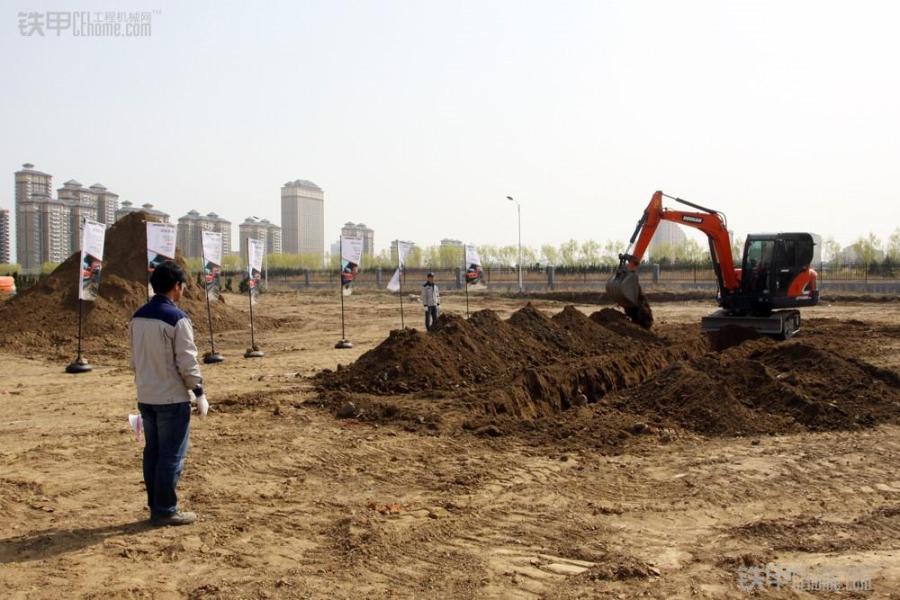 斗山挖掘机dx55-9c有多高,斗山dx220-9c挖机优缺点