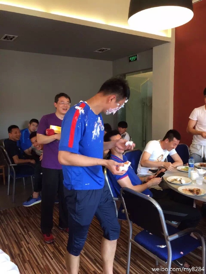 李帅和郜林,李帅拥抱郜林