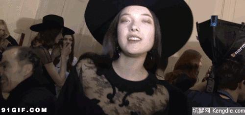 防晒伞为什么可以晴雨两用,既能防晒又能遮雨的伞靠谱吗