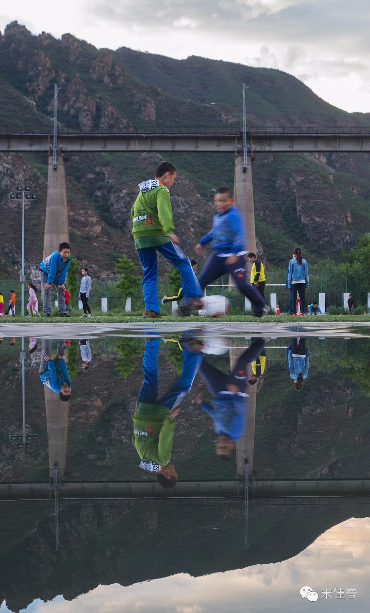 电影山里孩子踢足球,山里娃踢全国足球