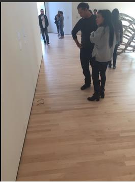 男子将眼睛放美术馆灯下引围观,男子把眼镜放在博物馆