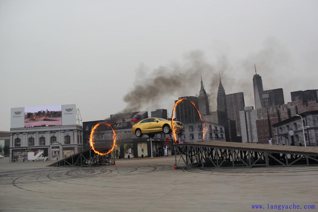 凯迪拉克灯光秀豪车,凯迪拉克飙车的精彩片段