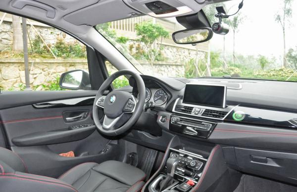 内饰科技感十足配置更丰富,颜值拉风内饰科技感十足