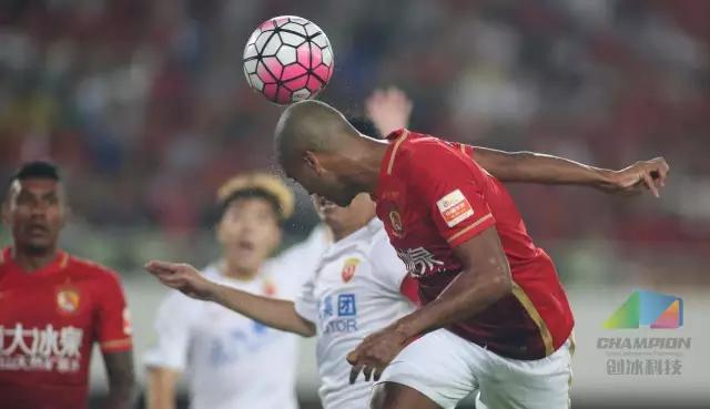 创冰复盘：上港一弱点被恒大利用，二次转会急需补腰
